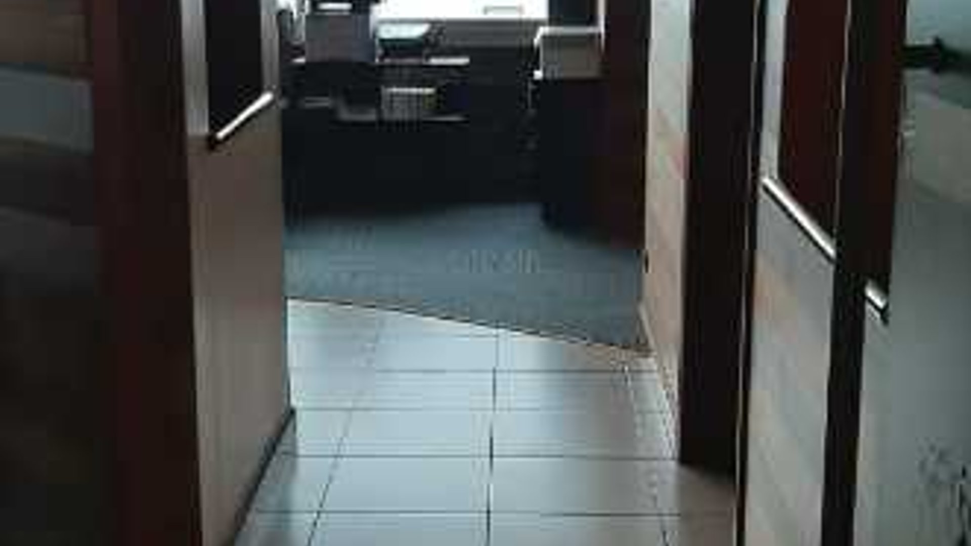 Vendo o Rento amplias oficinas Edif Avante Zona 15 - Miniatura 12