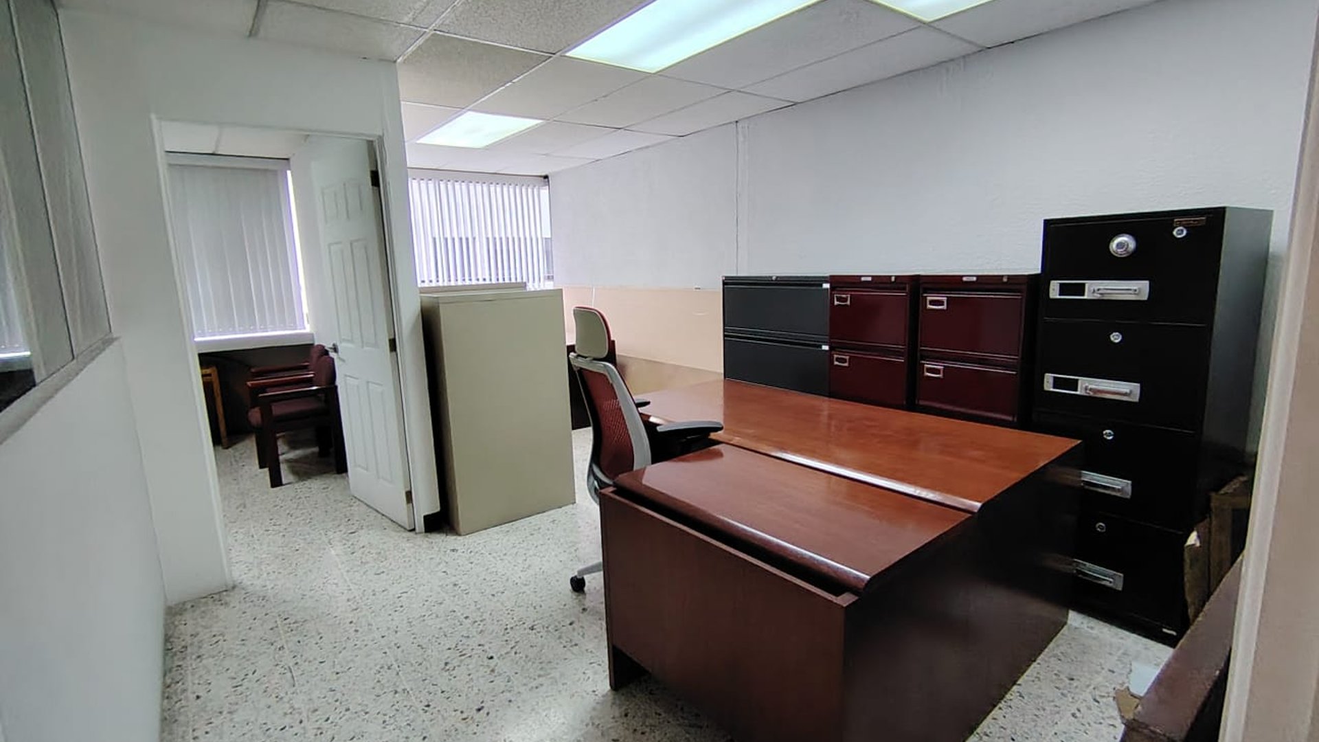 Oficina en Renta en zona 10 Edificio Centro Empresarial Ref-4779