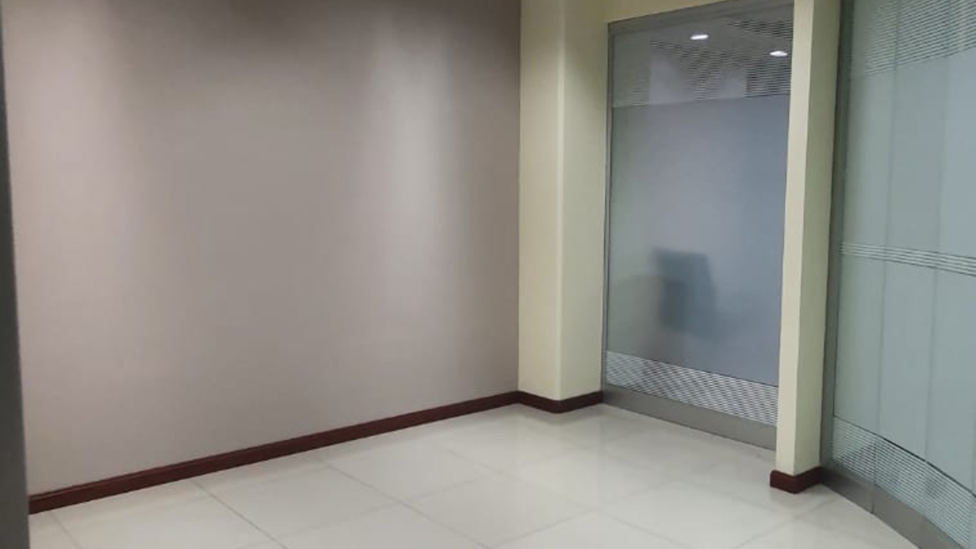 EN RENTA AMPLIA OFICINA 205 MTS ZONA 10 REFORMA 10 - Miniatura 4