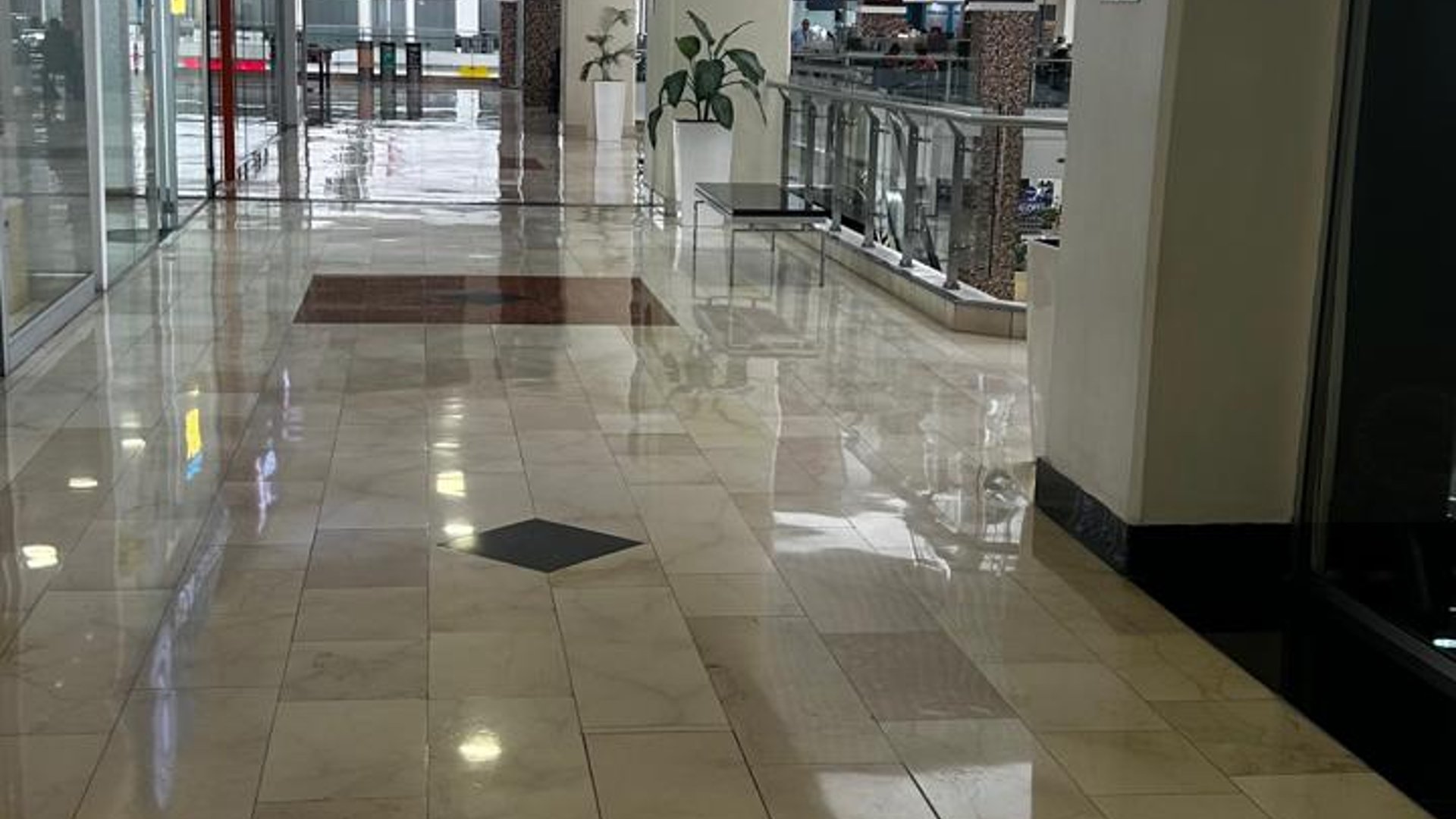 Local en Renta y Venta zona 10 / Pradera - Miniatura 2