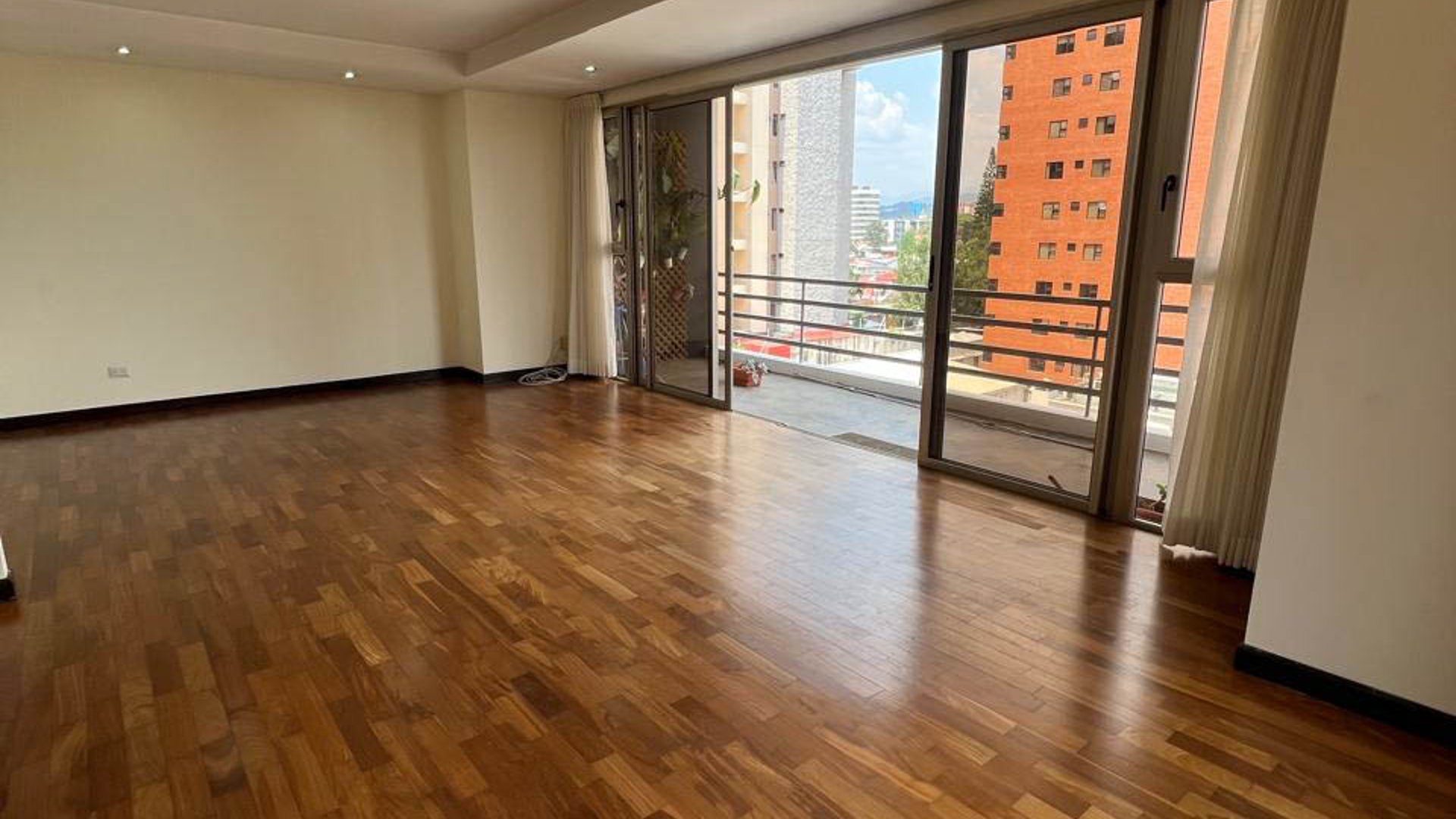 APARTAMENTO EN RENTA ZONA 10 - Image 1