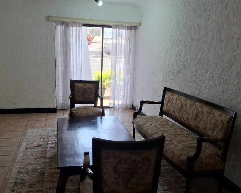 Apartamento semi-amueblado en Renta zona 10