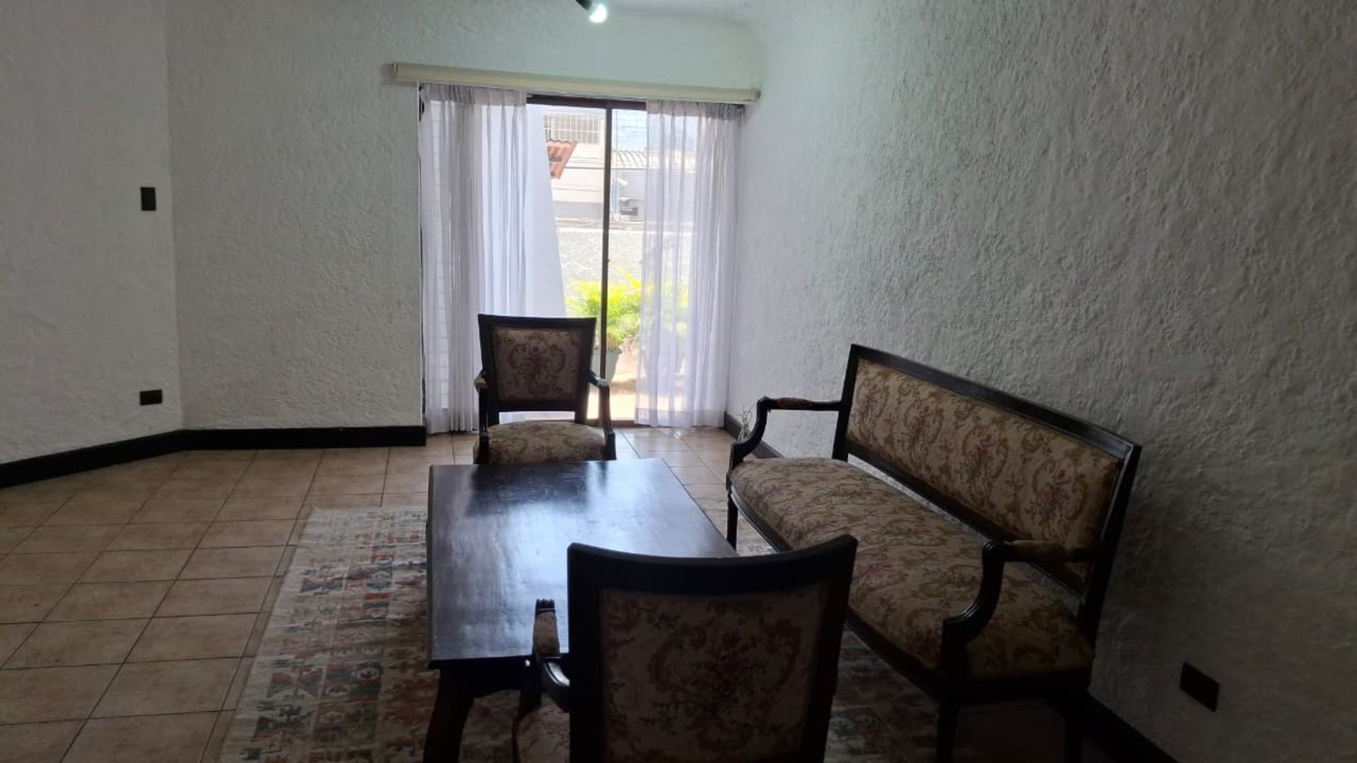Apartamento semi-amueblado en Renta zona 10 - Image 1