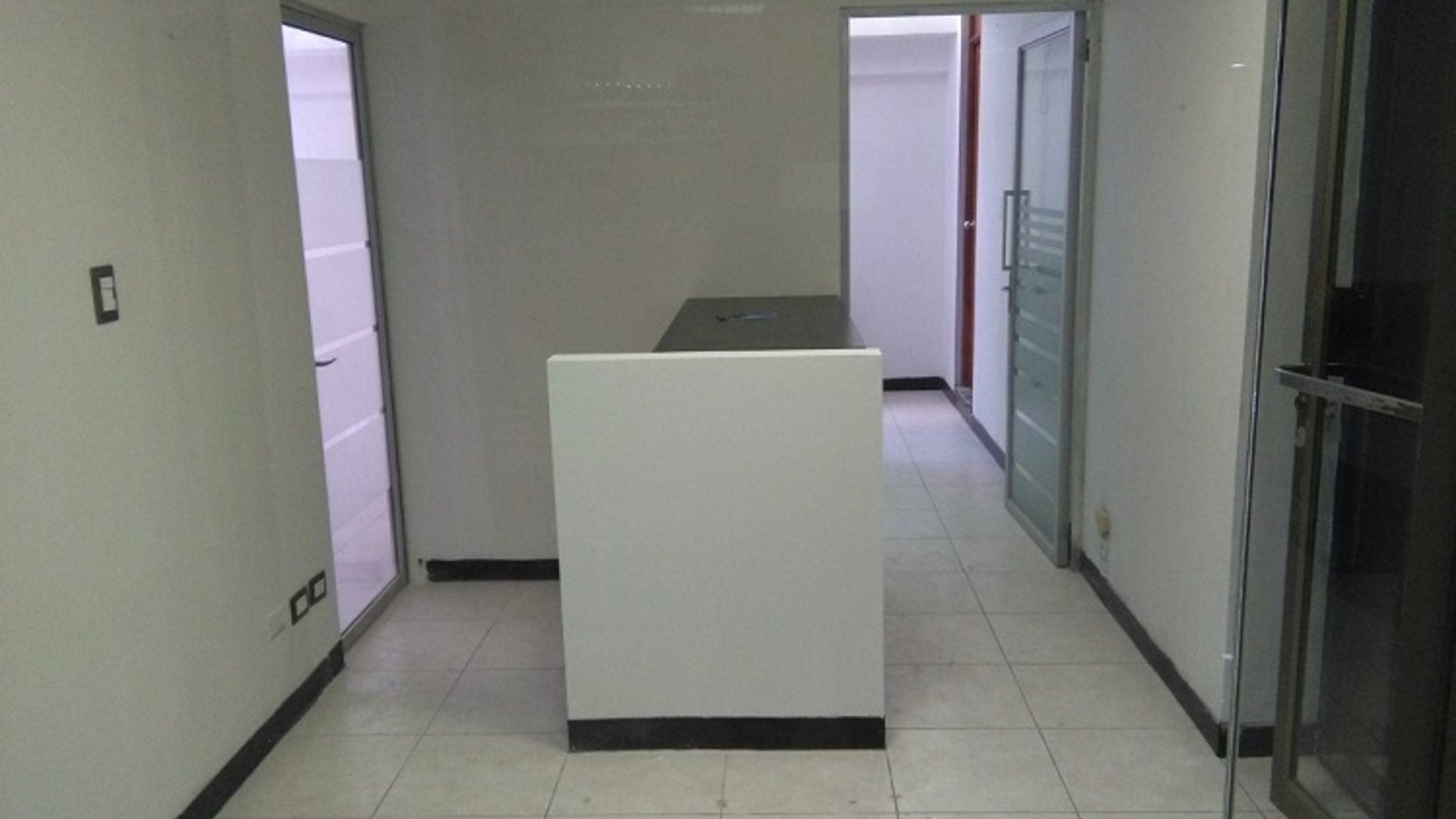 ALQUILER OFICINA O LOCAL ZONA 9 AVENIDA DE LA REFORMA
