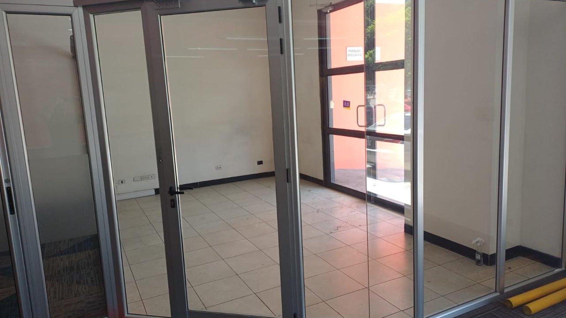 RENTA DE LOCAL COMERCIAL , OFICINAS Y SHOWROOM | ZONA 10 - Miniatura 7