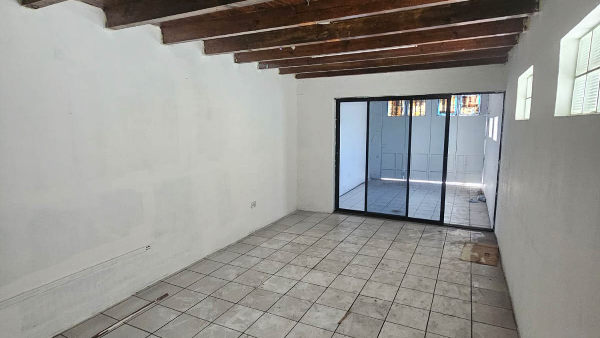 CASA CON GIRO COMERCIAL EN RENTA ZONA 9 - Miniatura 10