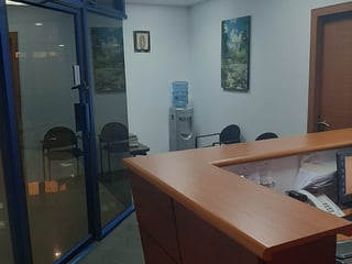  Rento oficina pequeña, ubicada dentro grupo de oficinas, Zona 9 - 3