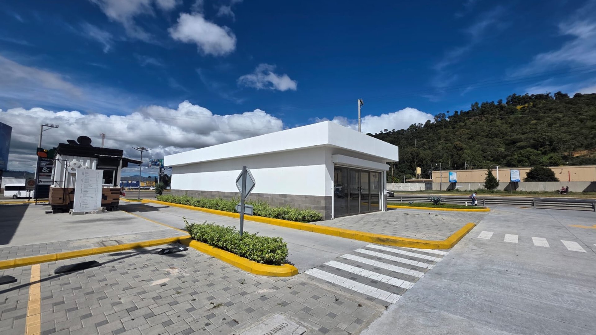 Local con autoservicio en plaza VENTO, Chimaltenango en excelente punto antes del libramiento.