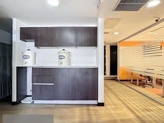 Oficina en Venta en Centro Empresarial – Zona 10 - 4
