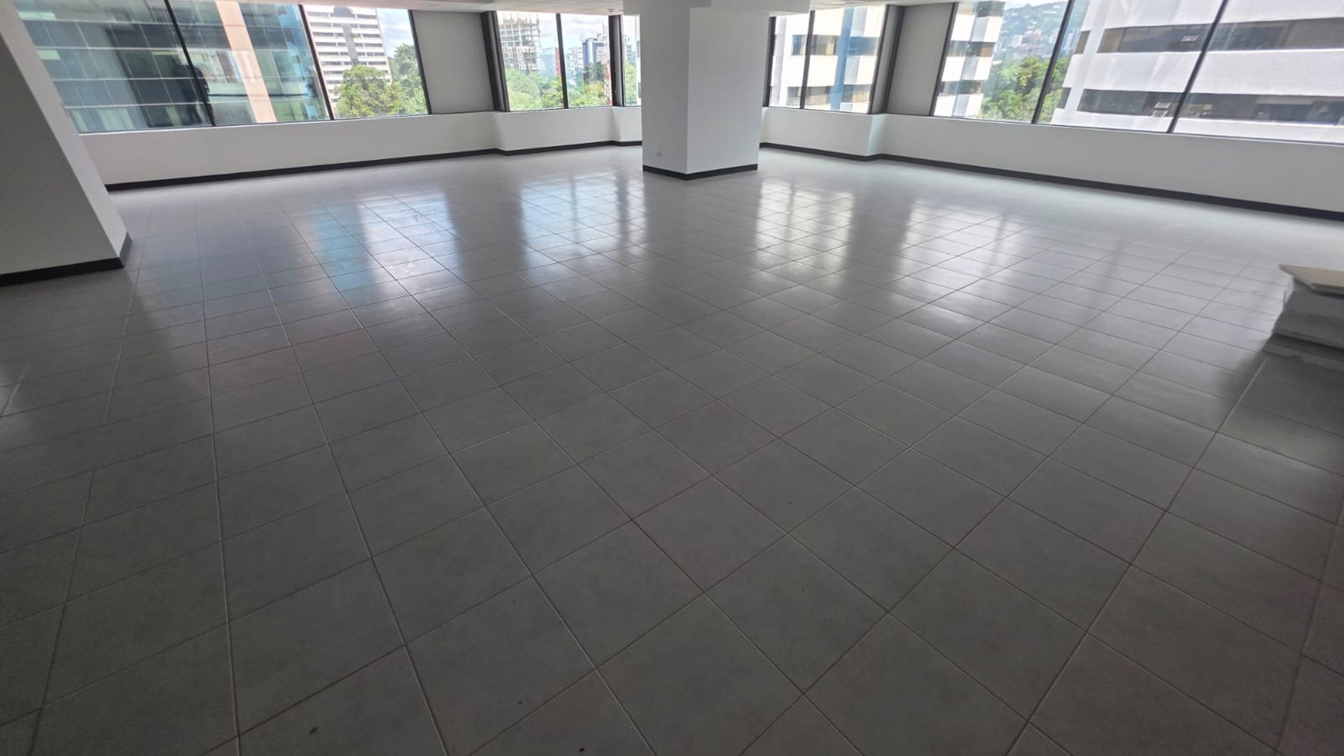 Oficina en renta - nivel medio - 955M2 en zona 14 Ref-5286 - Miniatura 5