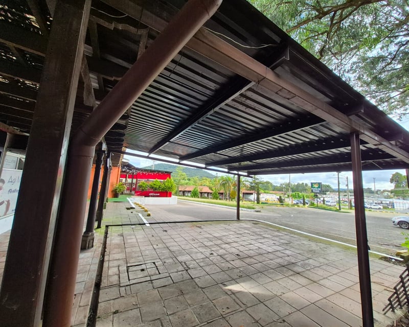 ALQUILER DE PÉRGOLA PARA KIOSKO COMERCIAL - LA FLORESTA, ZONA 7