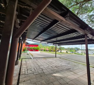 ALQUILER DE PÉRGOLA PARA KIOSKO COMERCIAL - LA FLORESTA, ZONA 7