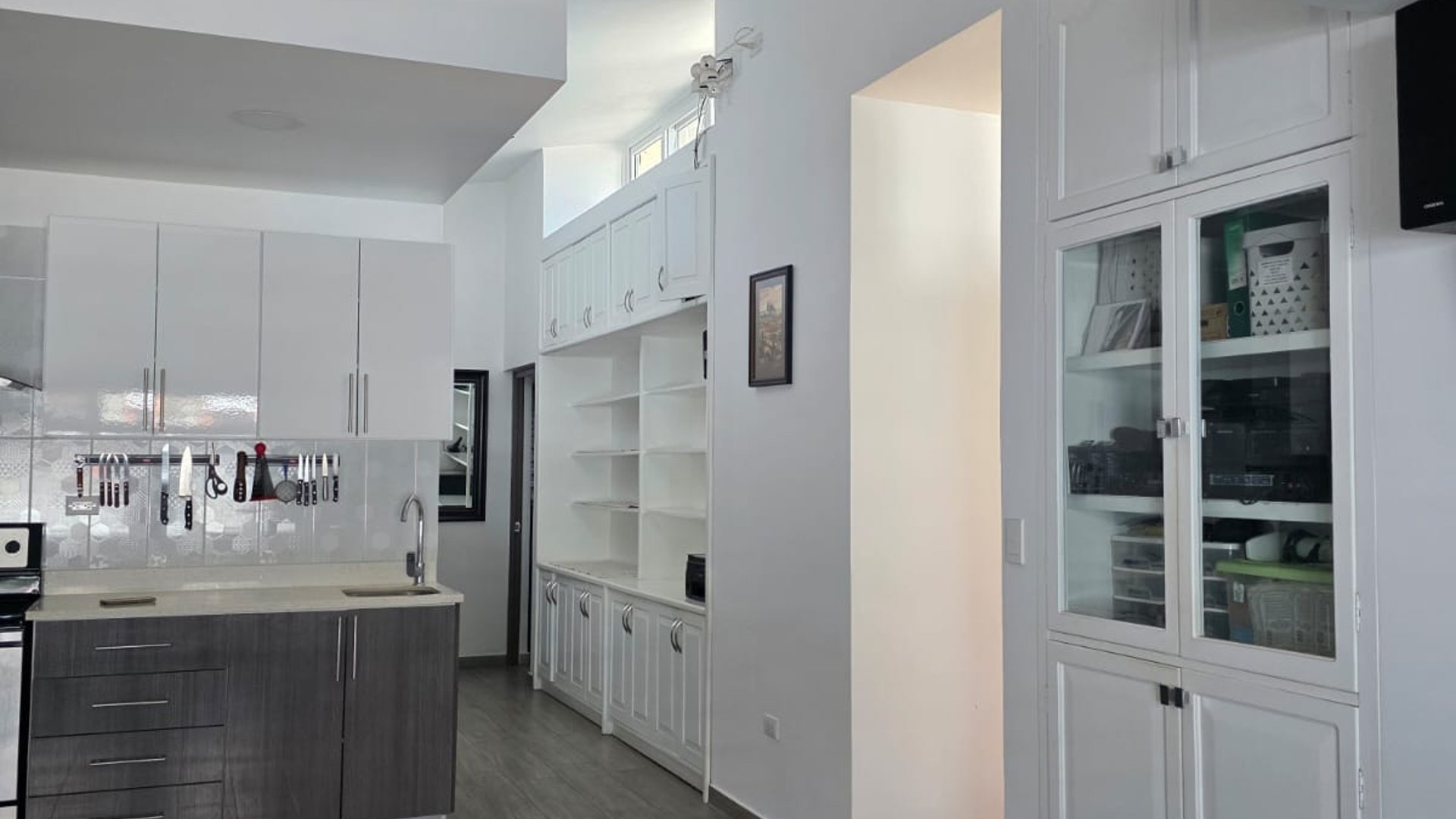 APARTAMENTO REMODELADO EN EL CENTRO DE ZONA 10 - Miniatura 2