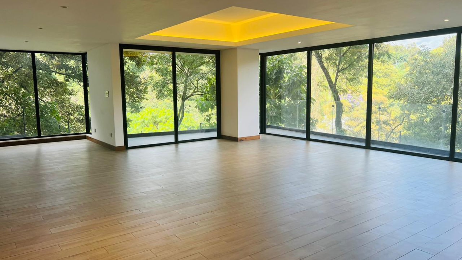 Alquilo  Lindo Apartamento Edificio dentro de Oakland Z. 10