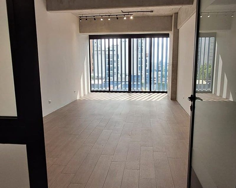 OFICINA EN VENTA O RENTA – EDIFICIO GRANAT, ZONA 4