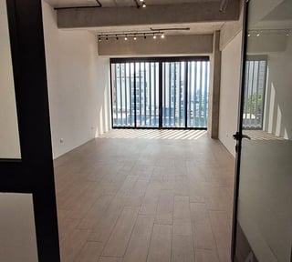 OFICINA EN VENTA O RENTA – EDIFICIO GRANAT, ZONA 4