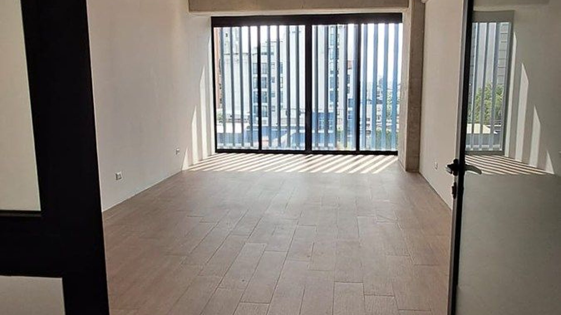 OFICINA EN VENTA O RENTA – EDIFICIO GRANAT, ZONA 4 - Image 1