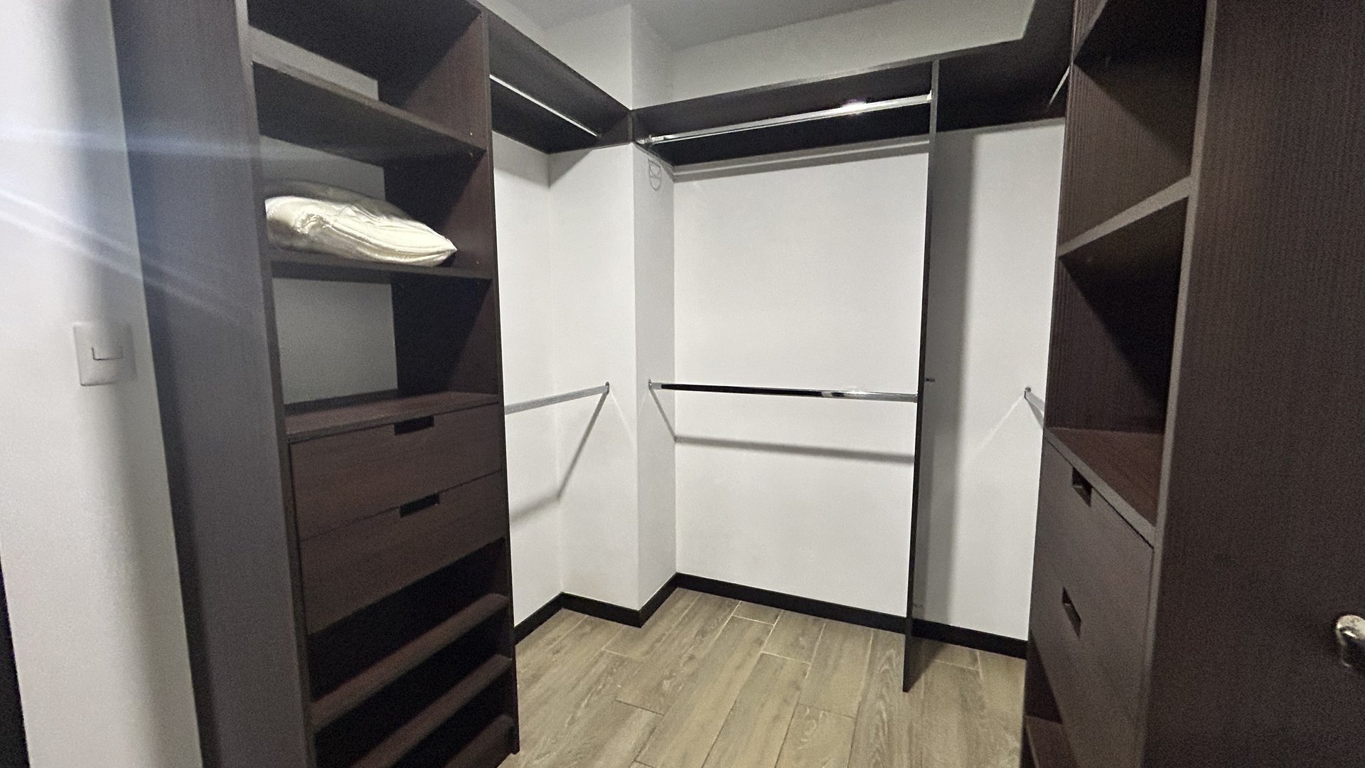Apartamento Amueblado en ALQUILER Edificio Borghetto zona 15 - Miniatura 15