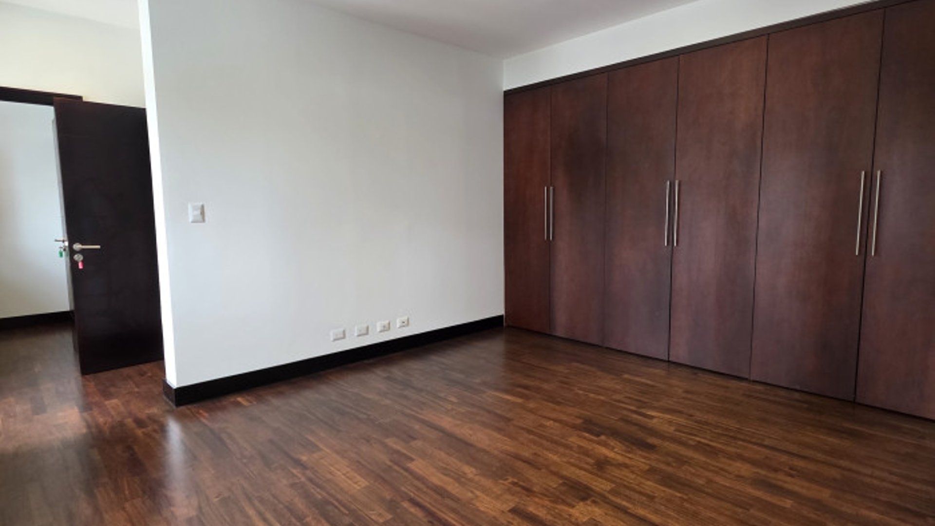 Lujoso Apartamento en Alquiler en Zona 14 Guatemala - Miniatura 19