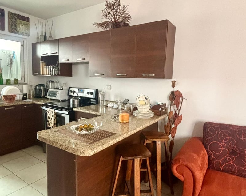 Apartamento con terraza en venta de 3 habitaciones en zona 14 Ref-5374
