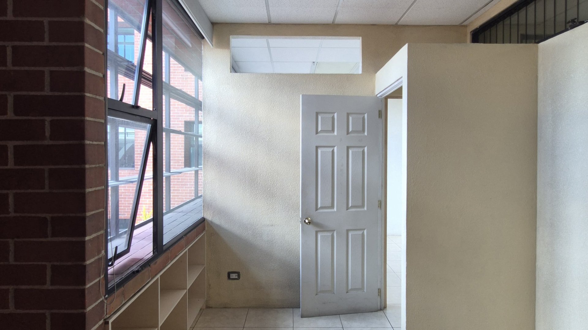 OFICINA EN RENTA – EDIFICIO DISTRITO MIRAFLORES | ZONA 11 - Miniatura 8