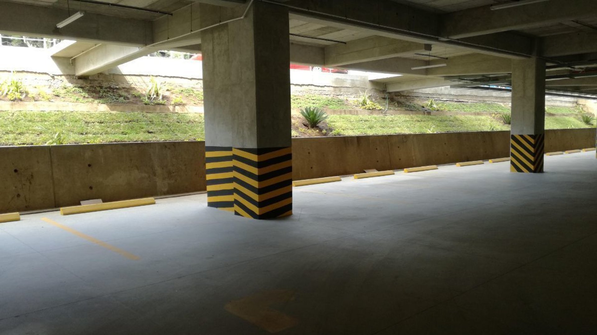Rento oficina de 96.48mt2 CES, $1,050 incluye mantenimiento - Miniatura 3