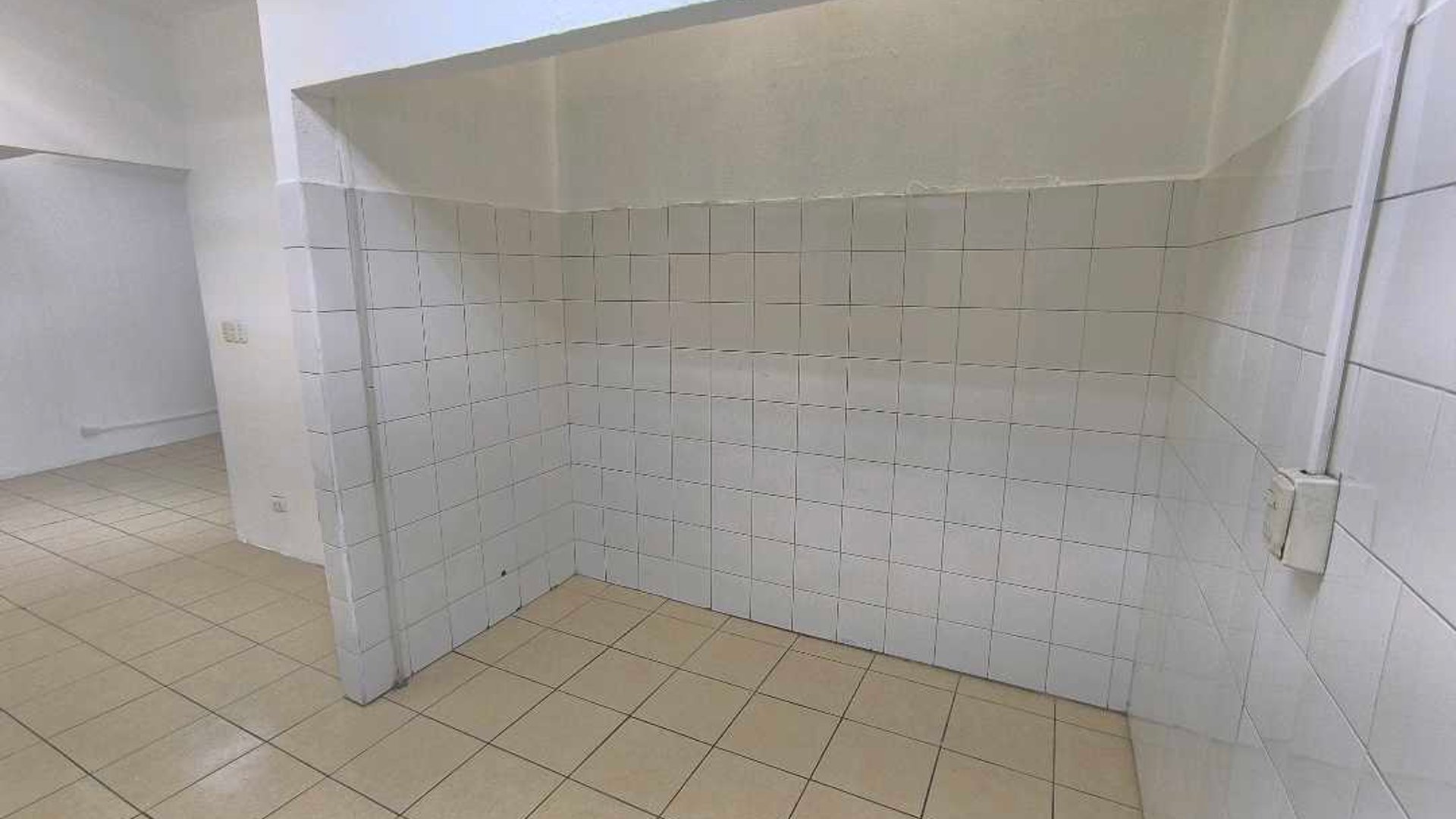 Alquilo Local Comercial en Plaza Utatlan Zona 7 - Miniatura 5