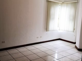Alquilo amplio apartamento en Primer Nivel en  Zona 15  VH1 - 4