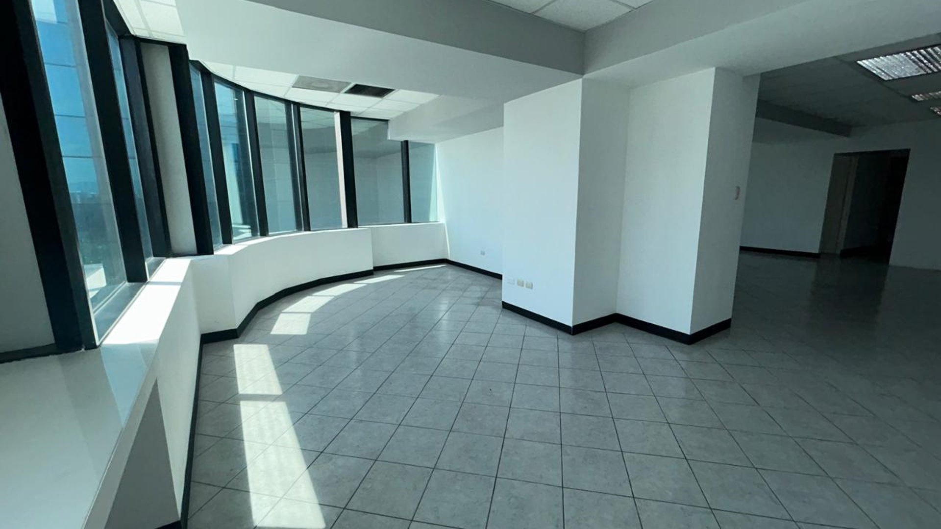 VENTA Oficina Zona 14 Europlaza  - Miniatura 10