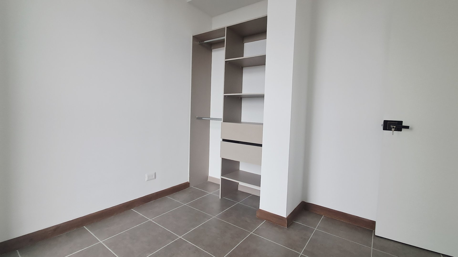 APARTAMENTO EN RENTA P/ESTRENAR,  EDIF. QUINCE ESQUINA, ZONA 15 - Miniatura 8