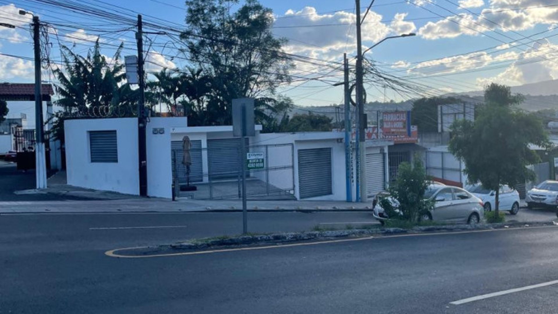 Local en renta sobre boulevard condado catalina V.N. - Miniatura 3