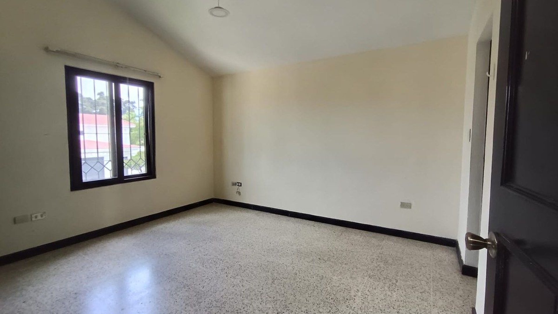 Casa en VENTA zona 12 dentro de Condominio - Miniatura 5