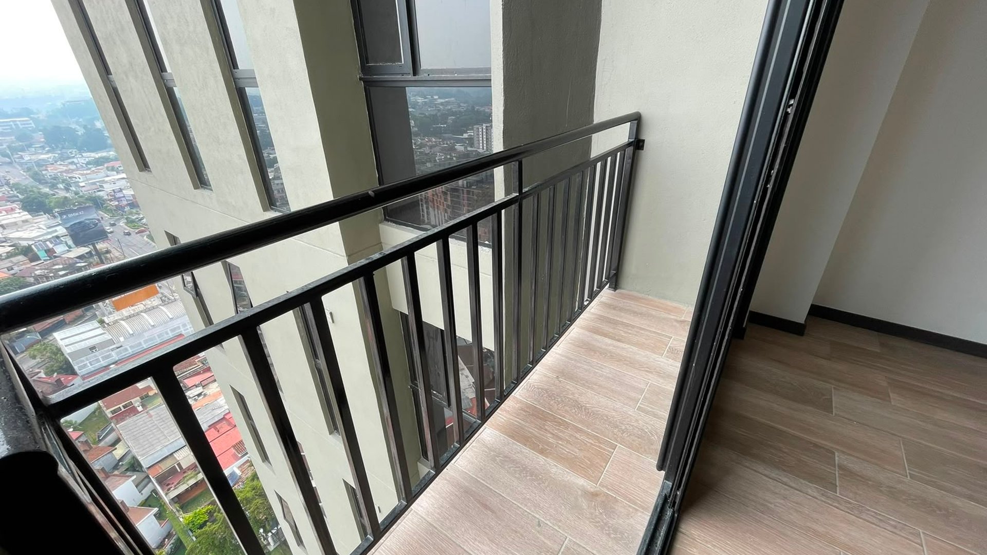 Apartamento con balcon abierto - 2 habitaciones en zona 11 Ref-5960 - Miniatura 8