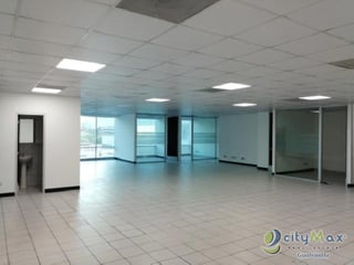 Local comercial en primer Nivel en zona 10 en edificio - Image 1