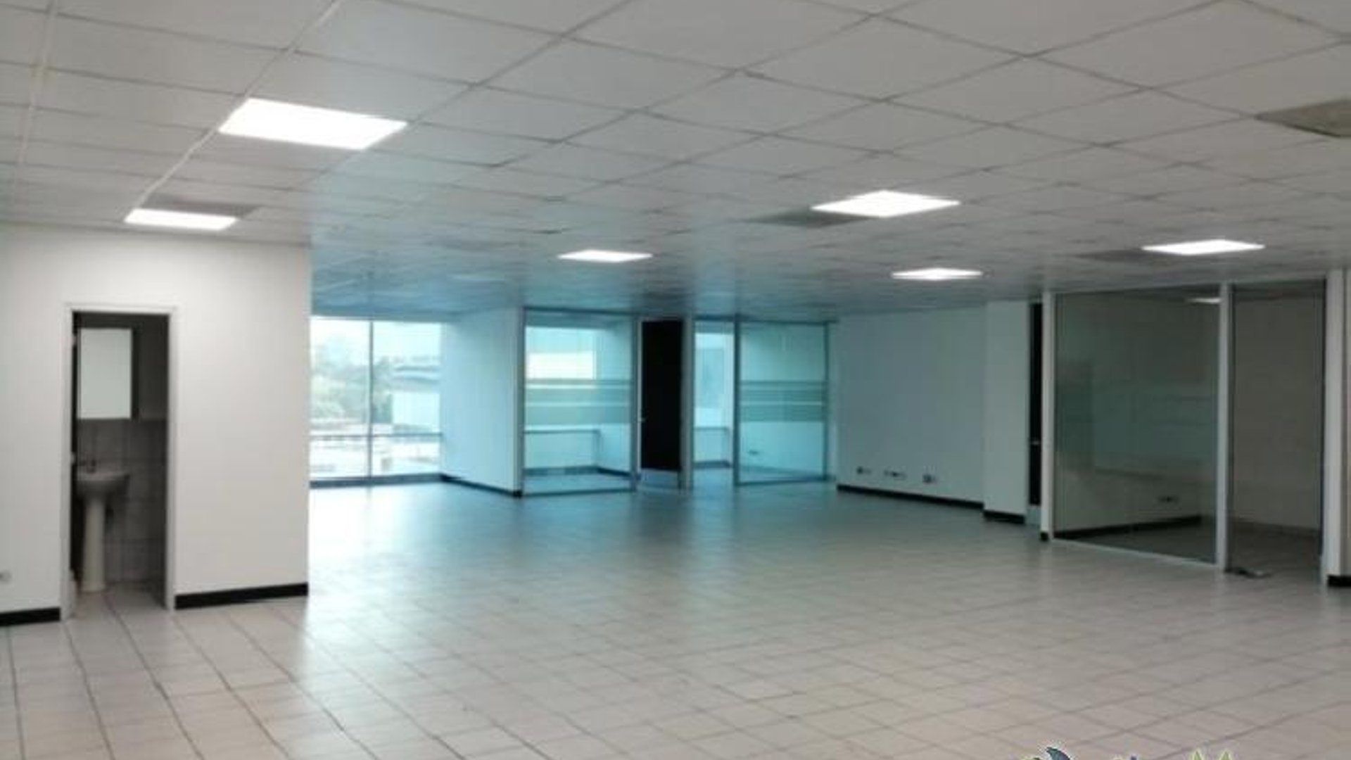 Local comercial en primer Nivel en zona 10 en edificio