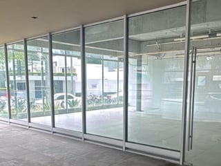 RENTA LOCAL COMERCIAL CON SHOWROOM EN VASANTA ZONA 10 - 4