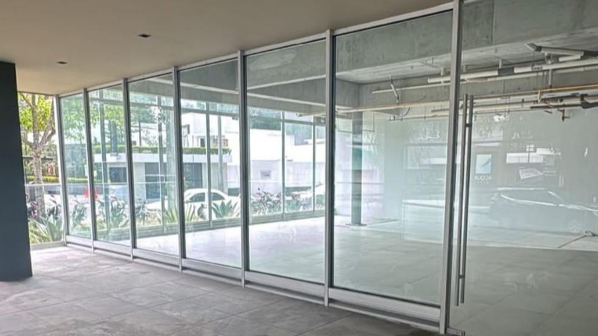 RENTA DE LOCAL EN ZONA 10 CON SHOWROOM - Miniatura 4