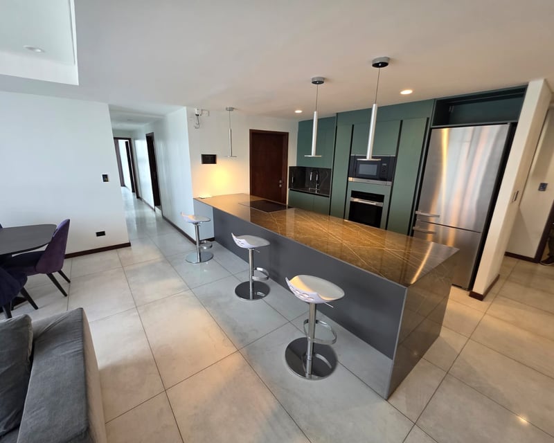 Apartamento con balcon en renta 2 habitaciones en zona 14 Ref-5716
