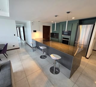 Apartamento con balcon en renta 2 habitaciones en zona 14 Ref-5716