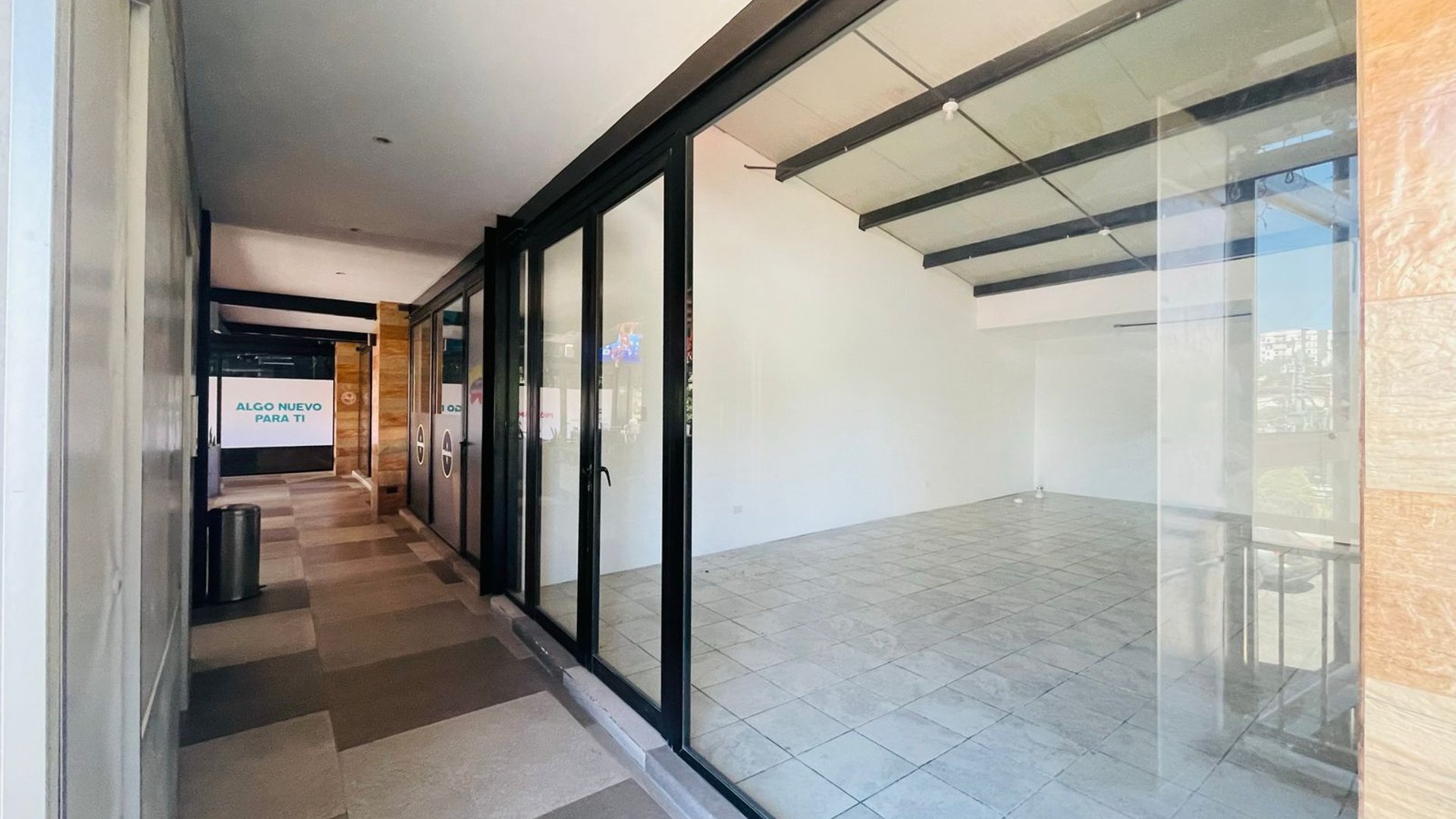 ALQUILER DE LOCAL COMERCIAL 45MT2 - CONVENIA PLAZA, ZONA 10  - Miniatura 4