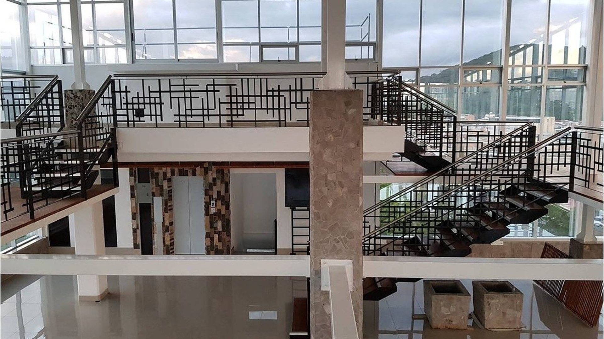 Edificio Stoneglass | Oficinas y Bodegas en Zona 7, Guatemala - Miniatura 3