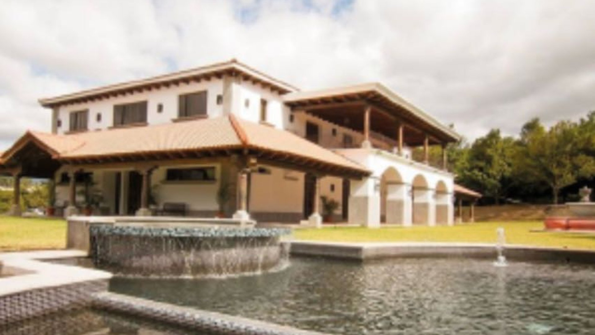 ESPECTACULAR CASA EN VENTA DENTRO DE HACIENDA DEL COMENDADOR  - Miniatura 13