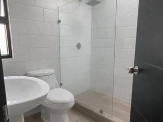 Moderna Casa Townhouse 3 niveles en Condominio Zona 7 Mixco, Guatemala - Image 5