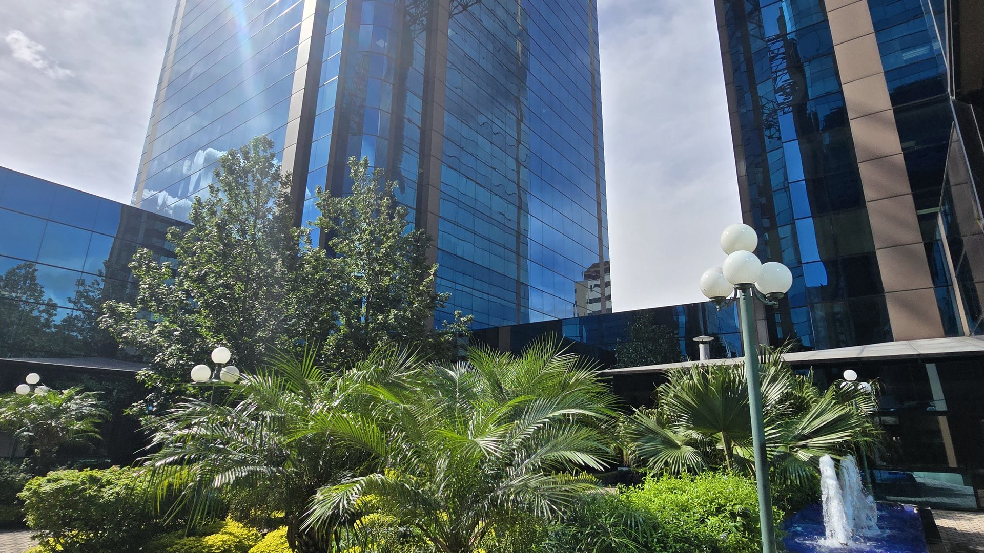 En renta oficina comercial en Europlaza Zona 14