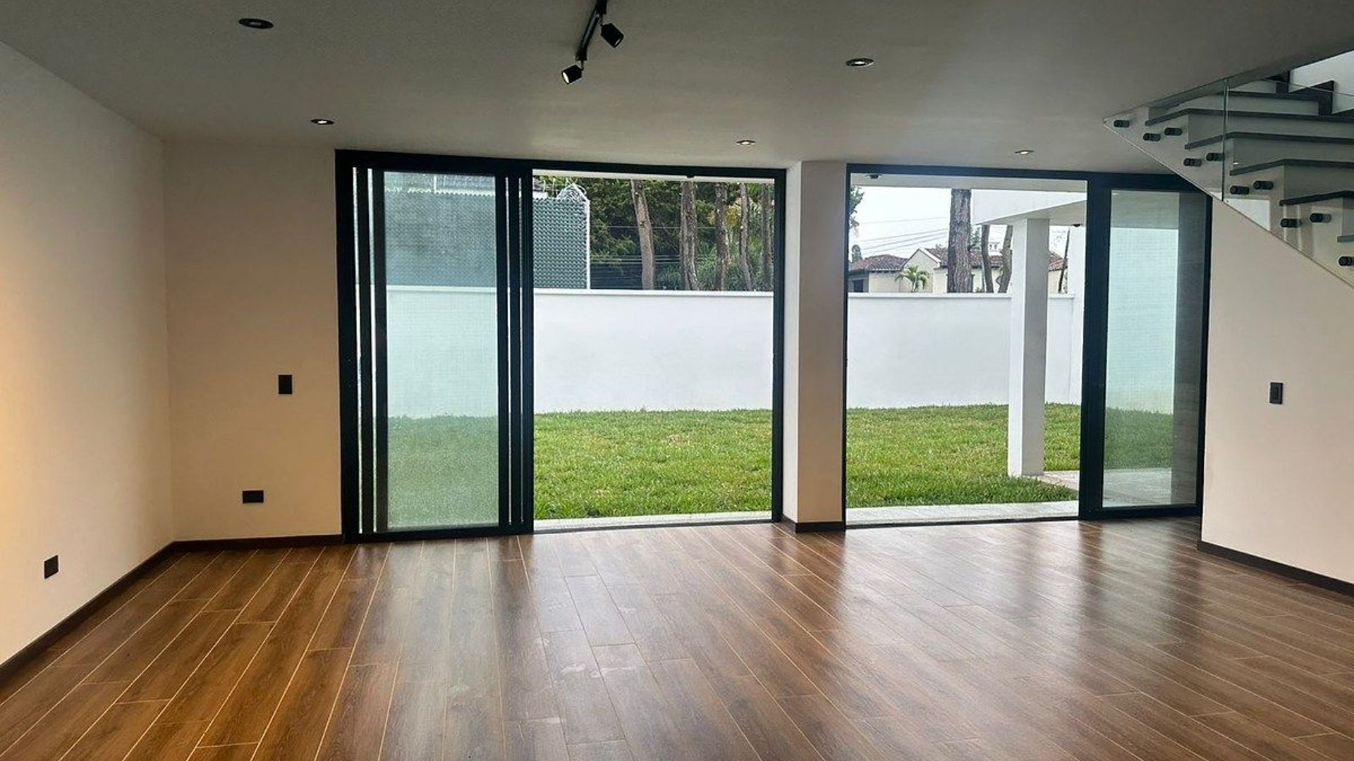 Casa en Alquiler Jardines de San Isidro zona 16 - Miniatura 3