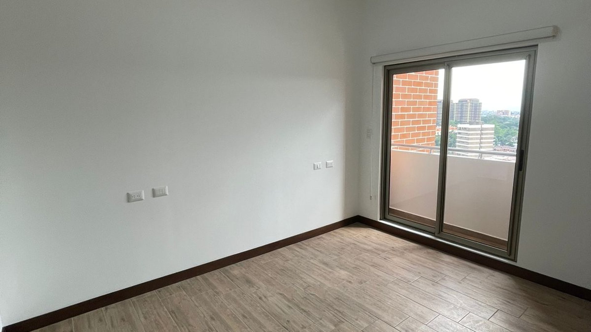Apartamento en renta en zona 10 / Casalini Diagonal 6 - Miniatura 5