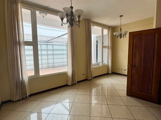 CASA EN ALQUILER – ZONA 13 - 5