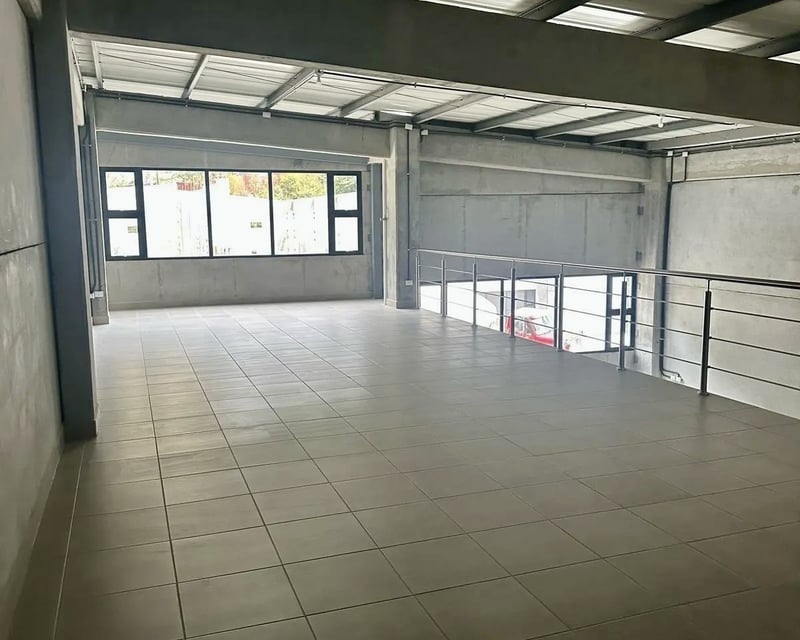 Calzada la paz / Bodega en renta zona 17