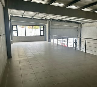 Calzada la paz / Bodega en renta zona 17