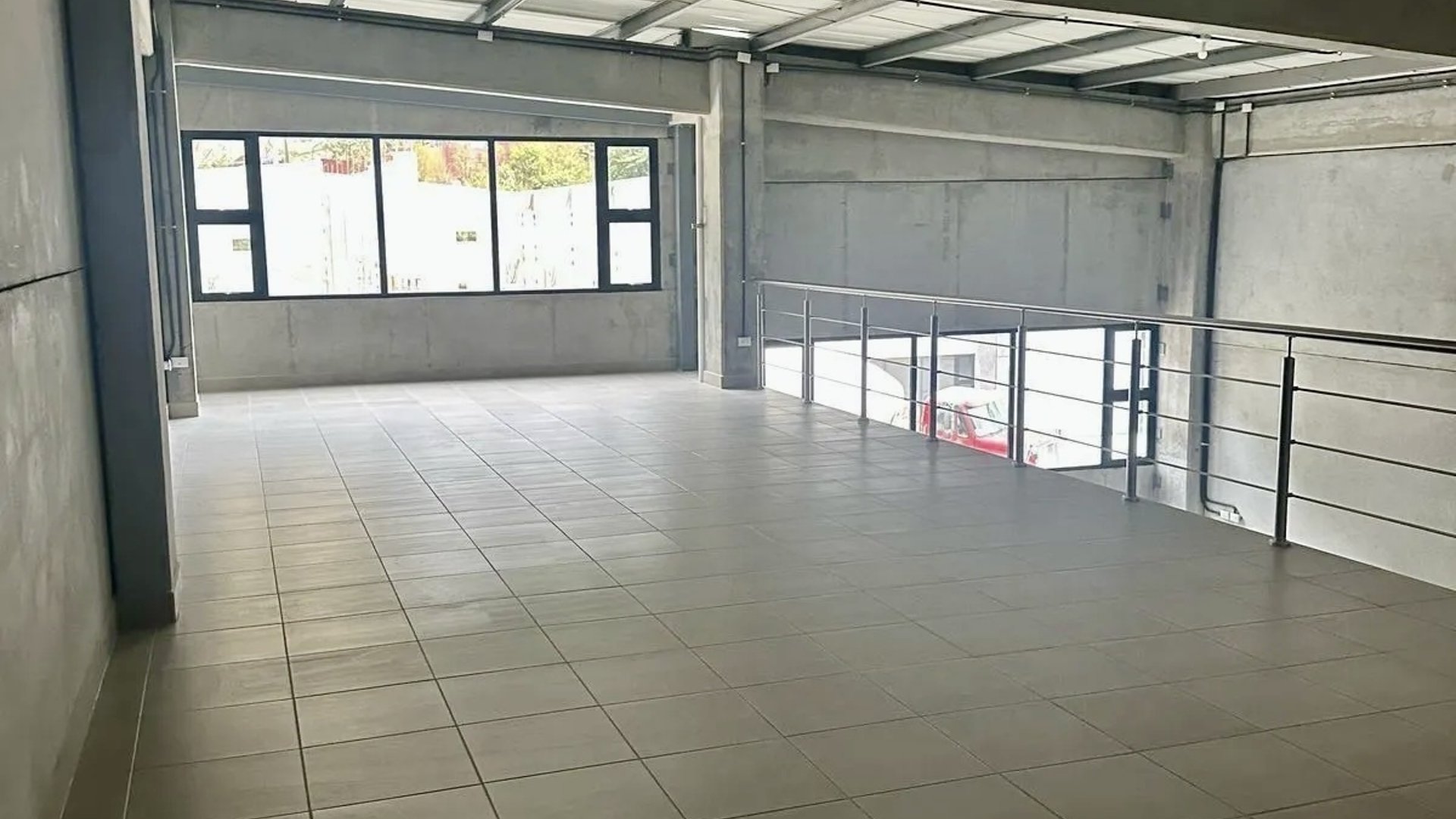 Calzada la paz / Bodega en renta zona 17